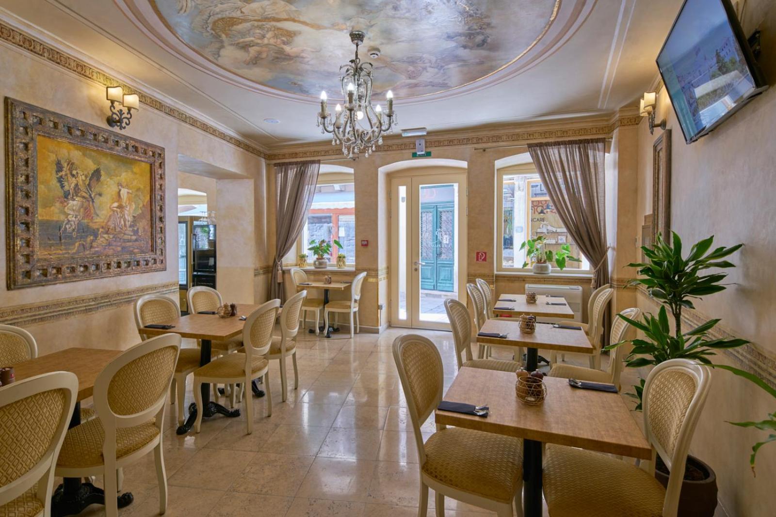 Heritage Hotel Life Palace 6