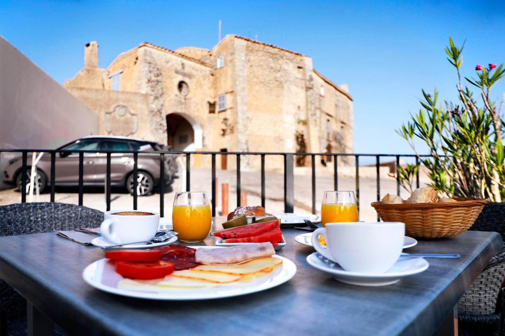 Petit Hotel Hostatgeria Sant Salvador 4