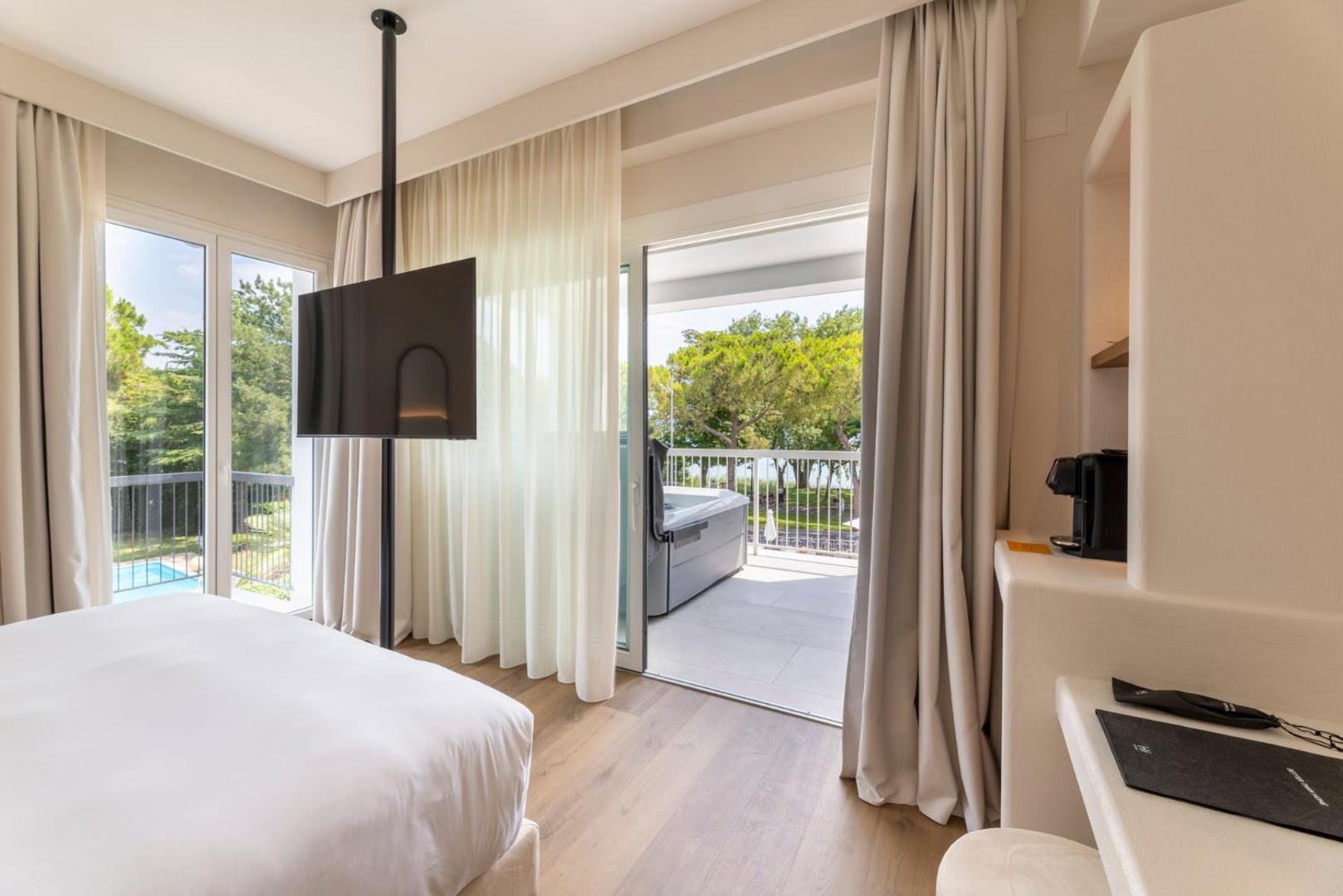 Hi Hotels Sirmione - Lakeview Pool 7