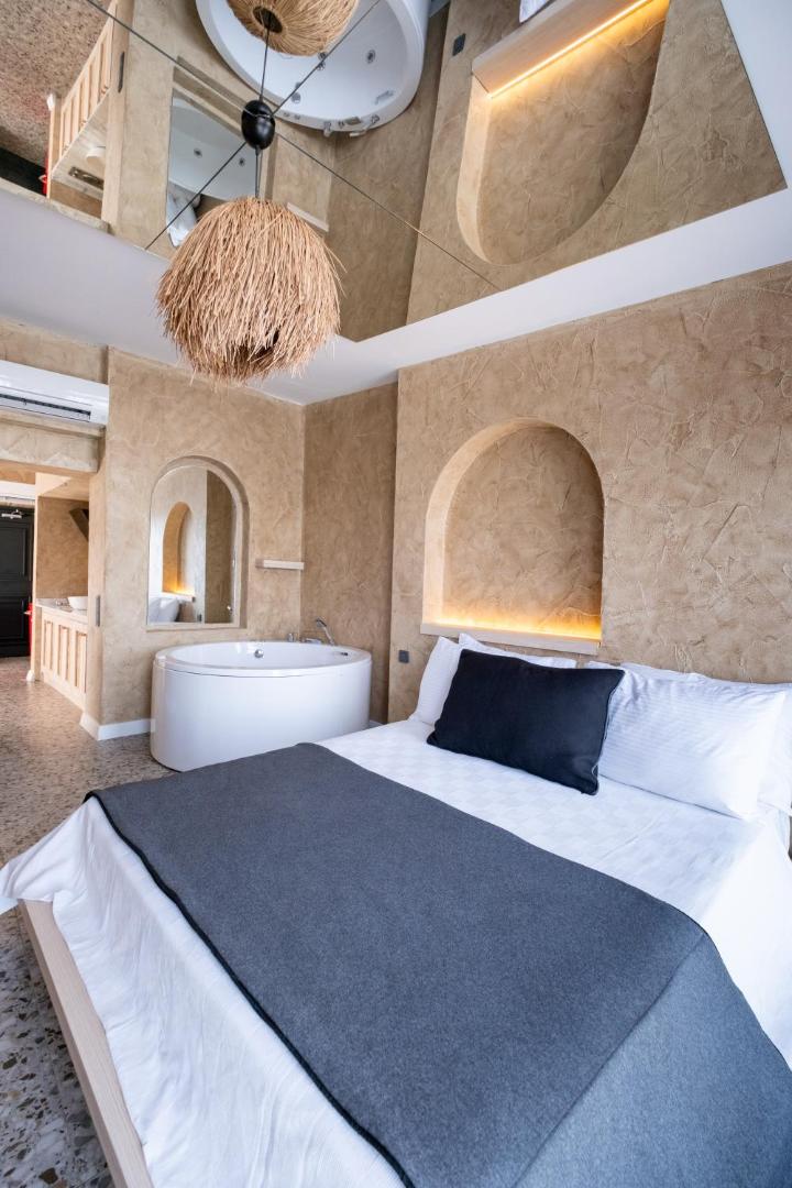 Lucky Monkey Midi Hotel 3
