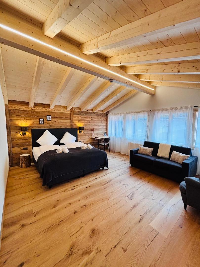 Typically Swiss Hotel Ermitage 8