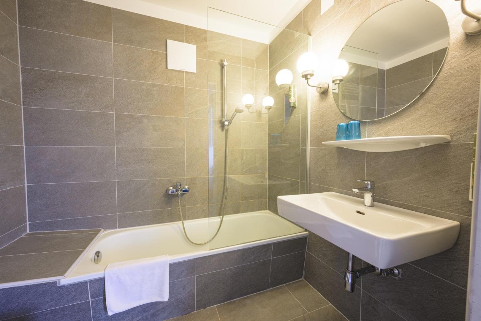 ROJ Rooms & Suites 8