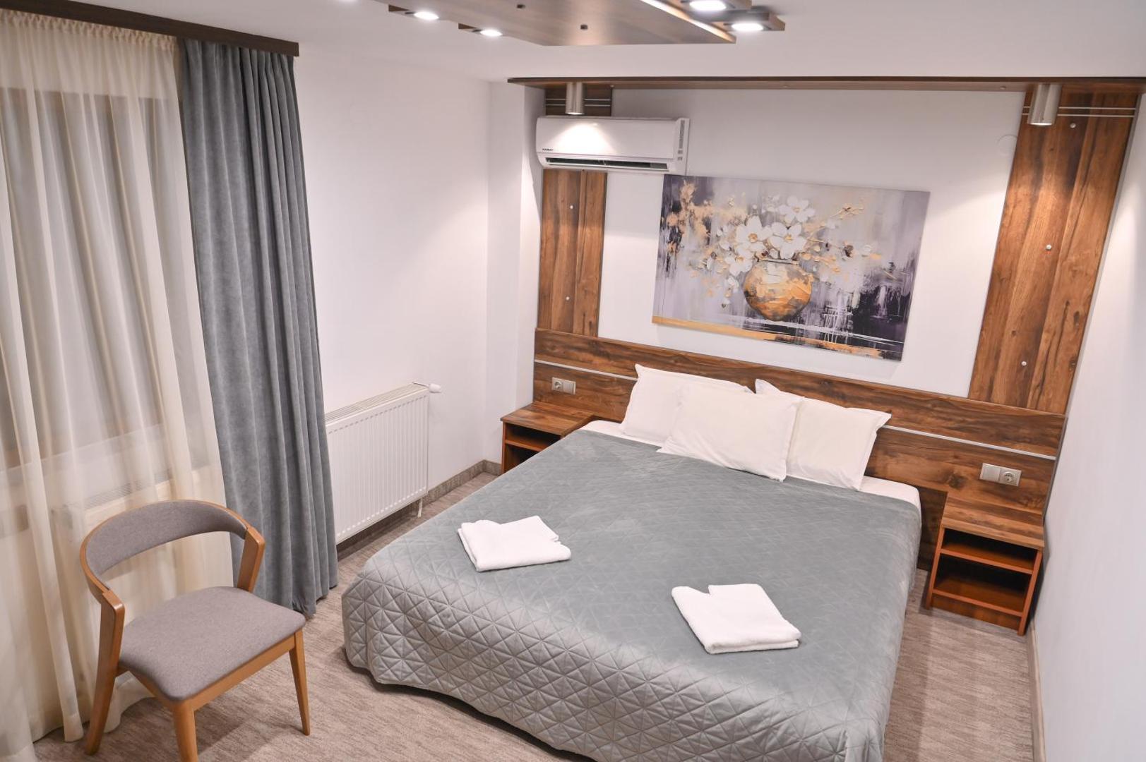 Hotel Rothmans-Breakfast - Free parking - Lobby 5