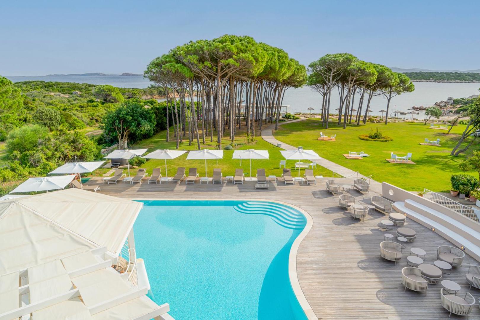 Hotel with swimming pool in Conca Verde just 100 mt from the sea 8