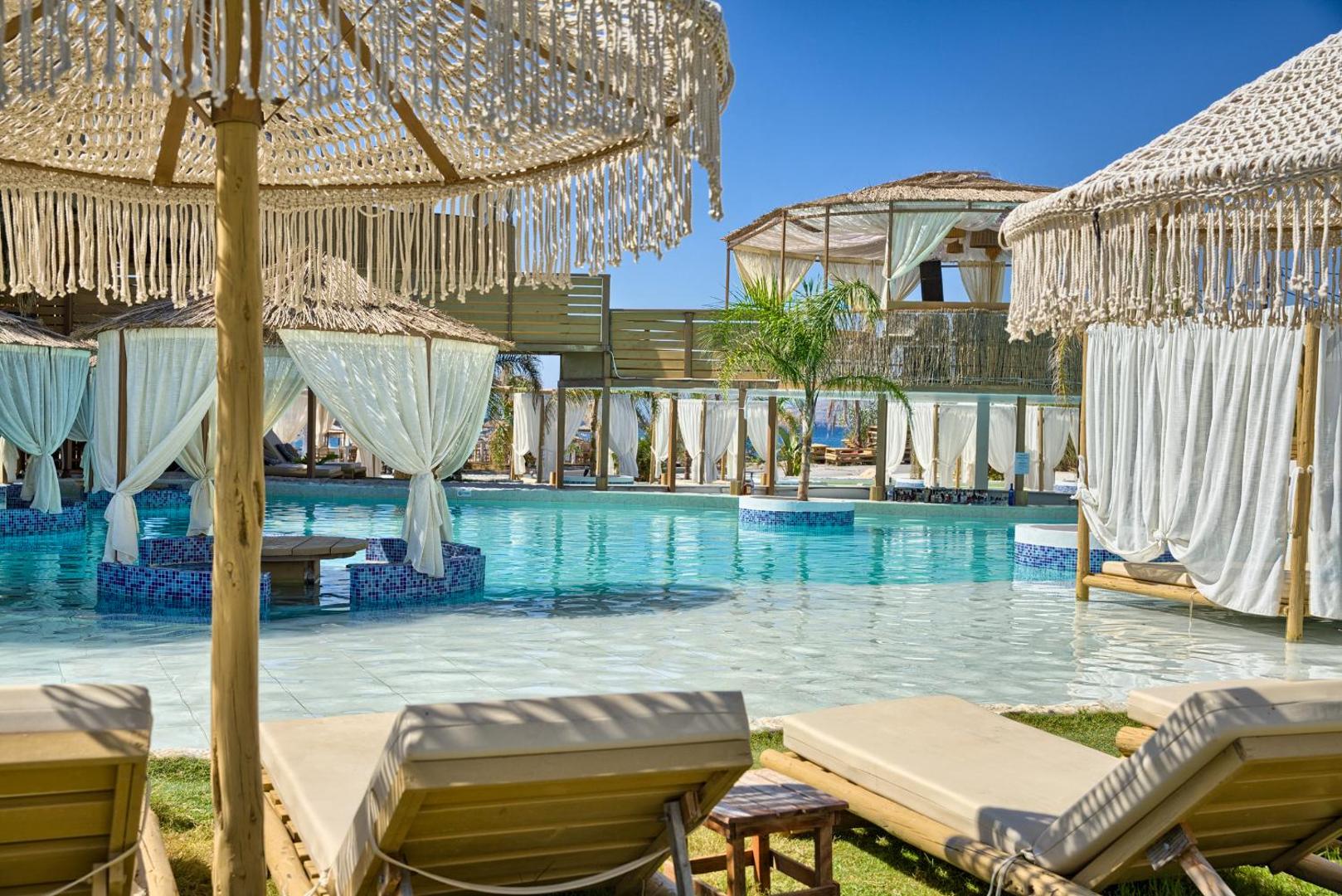 Alia Beachfront Suites and Spa 8
