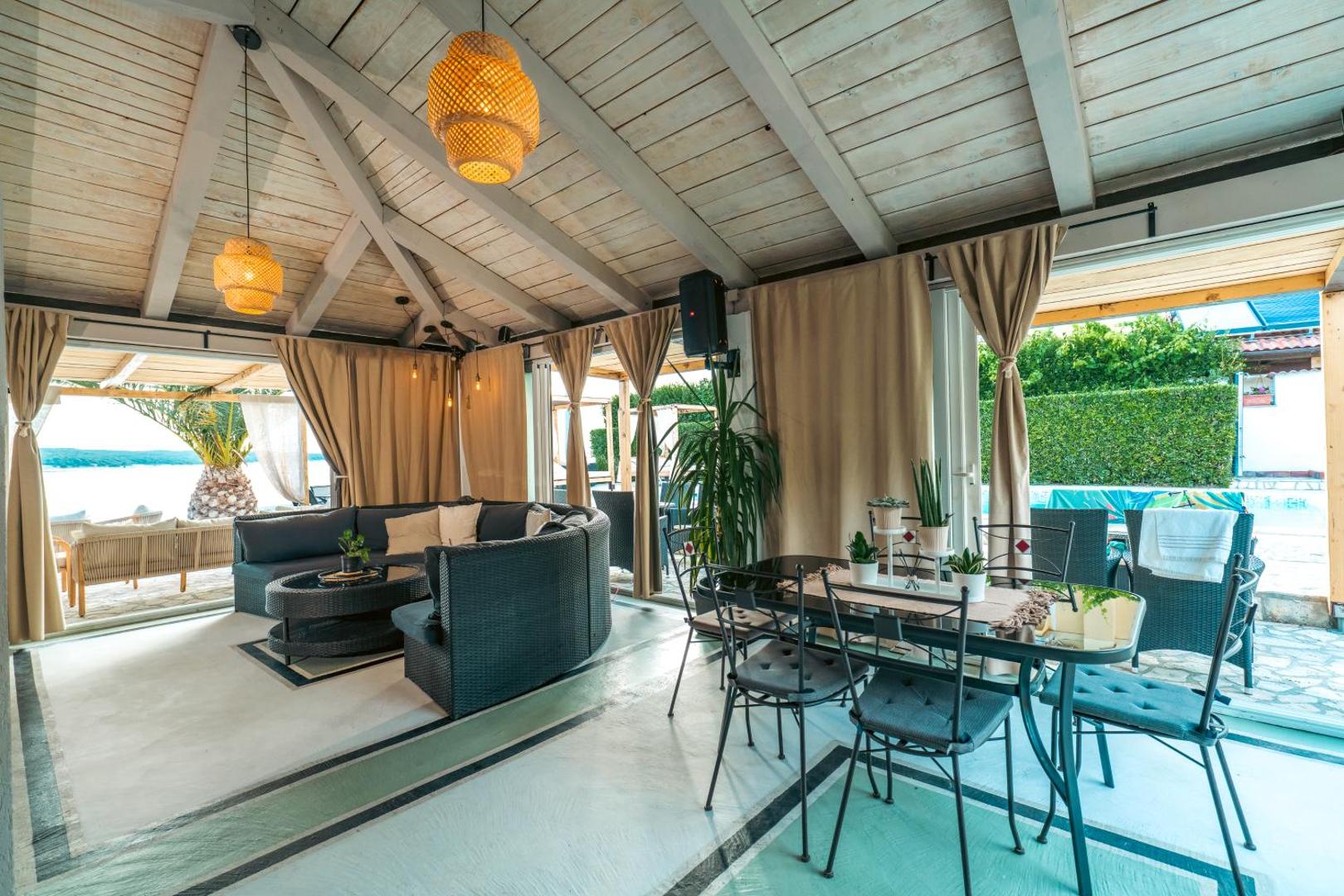 Apartments by the Beach with Pool and Lounge Beds - Miral Apartments 6