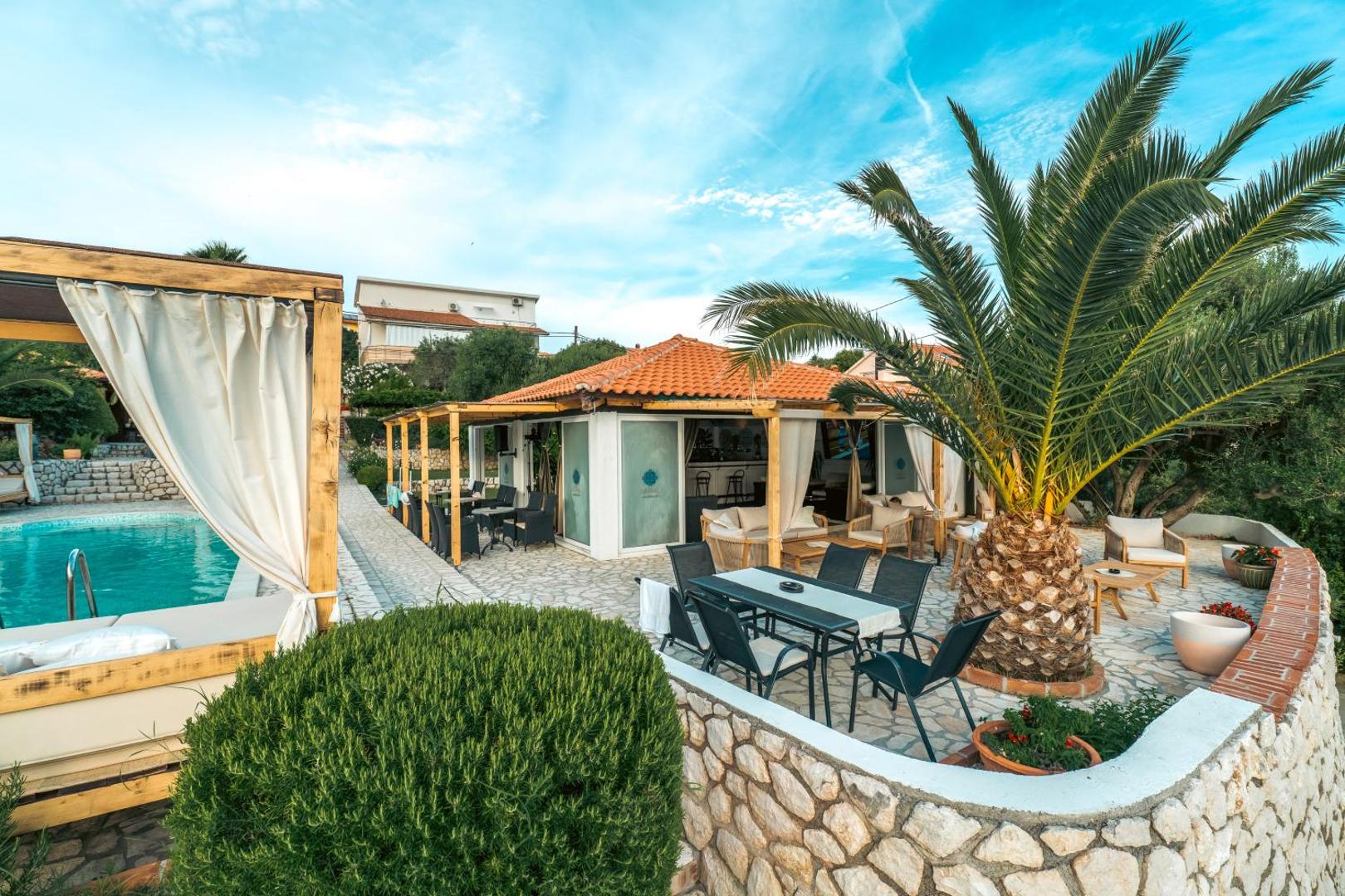 Apartments by the Beach with Pool and Lounge Beds - Miral Apartments 5