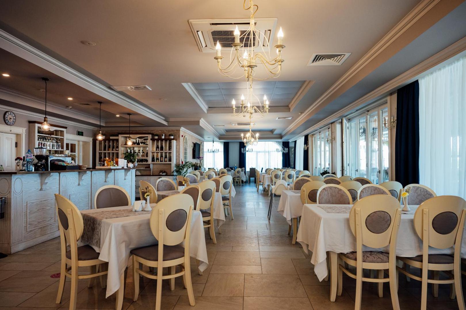 Sunny Castle Hotel - All Inclusive, Beach and Free parking 6