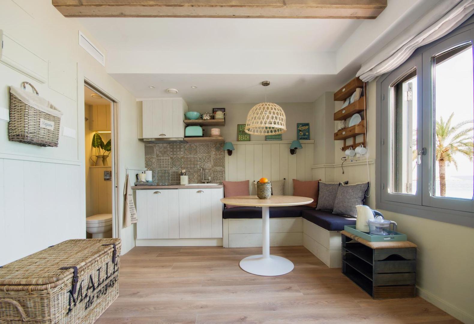 The Beach House Studios & Suites 4