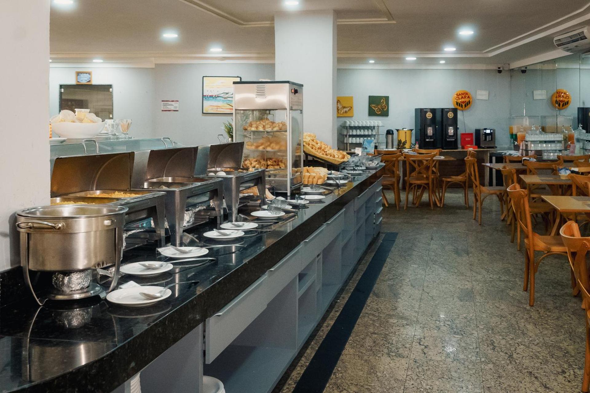 Um restaurante ou outro lugar para comer em El Aram Natal Mar
