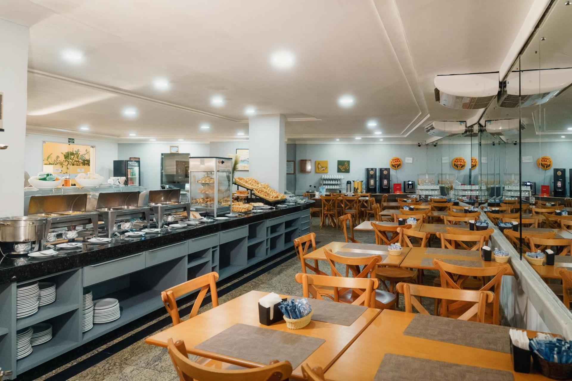 Um restaurante ou outro lugar para comer em El Aram Natal Mar