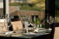 Una mesa con copas de vino y servilletas encima. en Angela Suites Boutique Hotel, en Sissi