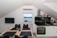 Kuchyň nebo kuchyňský kout v ubytování New Apartment Joly Sea View