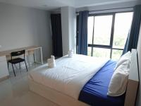 Postel nebo postele na pokoji v ubytování Ploen Ploen Residence