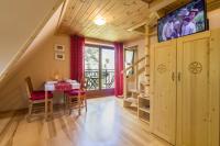 Televízia a/alebo spoločenská miestnosť v ubytovaní Apartamenty Smrekowa Tatry Zakopane
