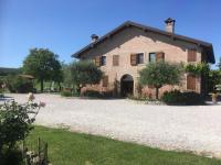 A garden outside Agriturismo La Cascinetta