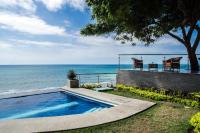 una piscina con vista al mar en Hotel Vistalmar, en Manta