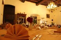 Una mesa con copas de vino y flores encima. en Villa Rigacci, en Reggello