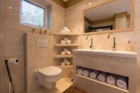Kúpeľňa v ubytovaní Deluxe Sea View Apartment Mate Balote