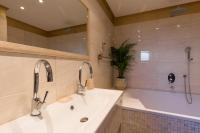 Kúpeľňa v ubytovaní Deluxe Sea View Apartment Mate Balote