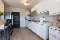 Kuchyňa alebo kuchynka v ubytovaní Deluxe Sea View Apartment Mate Balote