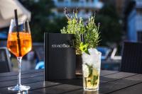 una mesa con un libro y una copa de vino en Hotel Victoria - adults only, en Gerlos