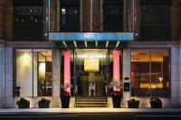 una tienda frente a un edificio con columnas rojas en Arc The Hotel, en Ottawa