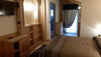 A bed or beds in a room at Hotel El Mondin