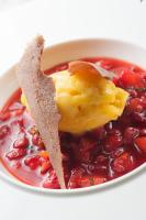 Un plato de comida con un trozo de pan y frijoles. en Le Spinaker, en Le Grau-du-Roi