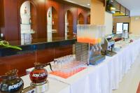 een bar met een lange toonbank waarop glazen staan. bij Krabi Front Bay Resort in Krabi town