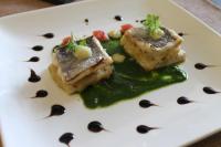 Un plato blanco con dos trozos de comida. en Il Gabbiano, en Termini Imerese