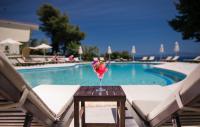 Bazén v ubytování Alkion Hotel nebo v jeho okolí