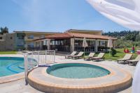 Bazén v ubytování Alkion Hotel nebo v jeho okolí