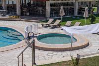 Bazén v ubytování Alkion Hotel nebo v jeho okolí