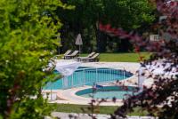 Bazén v ubytování Alkion Hotel nebo v jeho okolí