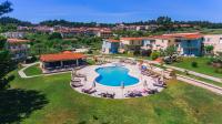 Bazén v ubytování Alkion Hotel nebo v jeho okolí
