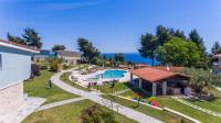 Bazén v ubytování Alkion Hotel nebo v jeho okolí