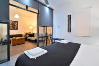 Postel nebo postele na pokoji v ubytování Plaka Elegant Apartment