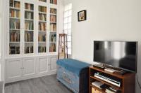 TV a/nebo společenská místnost v ubytování Plaka Elegant Apartment