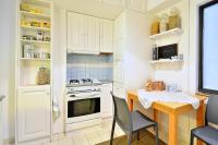 Kuchyň nebo kuchyňský kout v ubytování Plaka Elegant Apartment