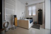 TV a/nebo společenská místnost v ubytování Studio-Apartment VAL - Luxury massage chair - Private SPA- Hot Tub, Infrared Sauna, , Parking with video surveillance, Entry with PIN 0 - 24h, FREE CANCELLATION 24 hours before Check In