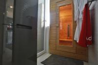 Koupelna v ubytování Studio-Apartment VAL - Luxury massage chair - Private SPA- Hot Tub, Infrared Sauna, , Parking with video surveillance, Entry with PIN 0 - 24h, FREE CANCELLATION 24 hours before Check In