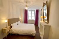 Tempat tidur dalam kamar di Les Apparts du Plot