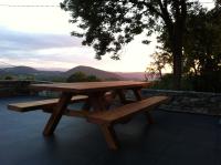 - une table de pique-nique en bois avec vue sur les montagnes dans l&#39;établissement Chambre d&#39;hôtes aux Pays des Sucs, à Saint-Hostien