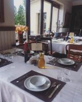 Reštaurácia alebo iné gastronomické zariadenie v ubytovaní Kanu Club - ośrodek wypoczynkowy