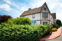 una casa con un cartel de venta delante de ella en Sole East Resort, en Montauk