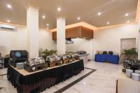 una habitación con un mostrador con una cocina con buffet en Vila Ombak, en Gili Trawangan