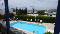 Bazén v ubytovaní Panorama Paros alebo v jeho blízkosti