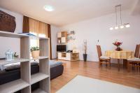 Televízia a/alebo spoločenská miestnosť v ubytovaní Apartments & Rooms Tea
