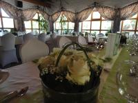 una cesta de flores en una mesa en un restaurante en Hotel Landgasthof Hirsch, en Marktlustenau